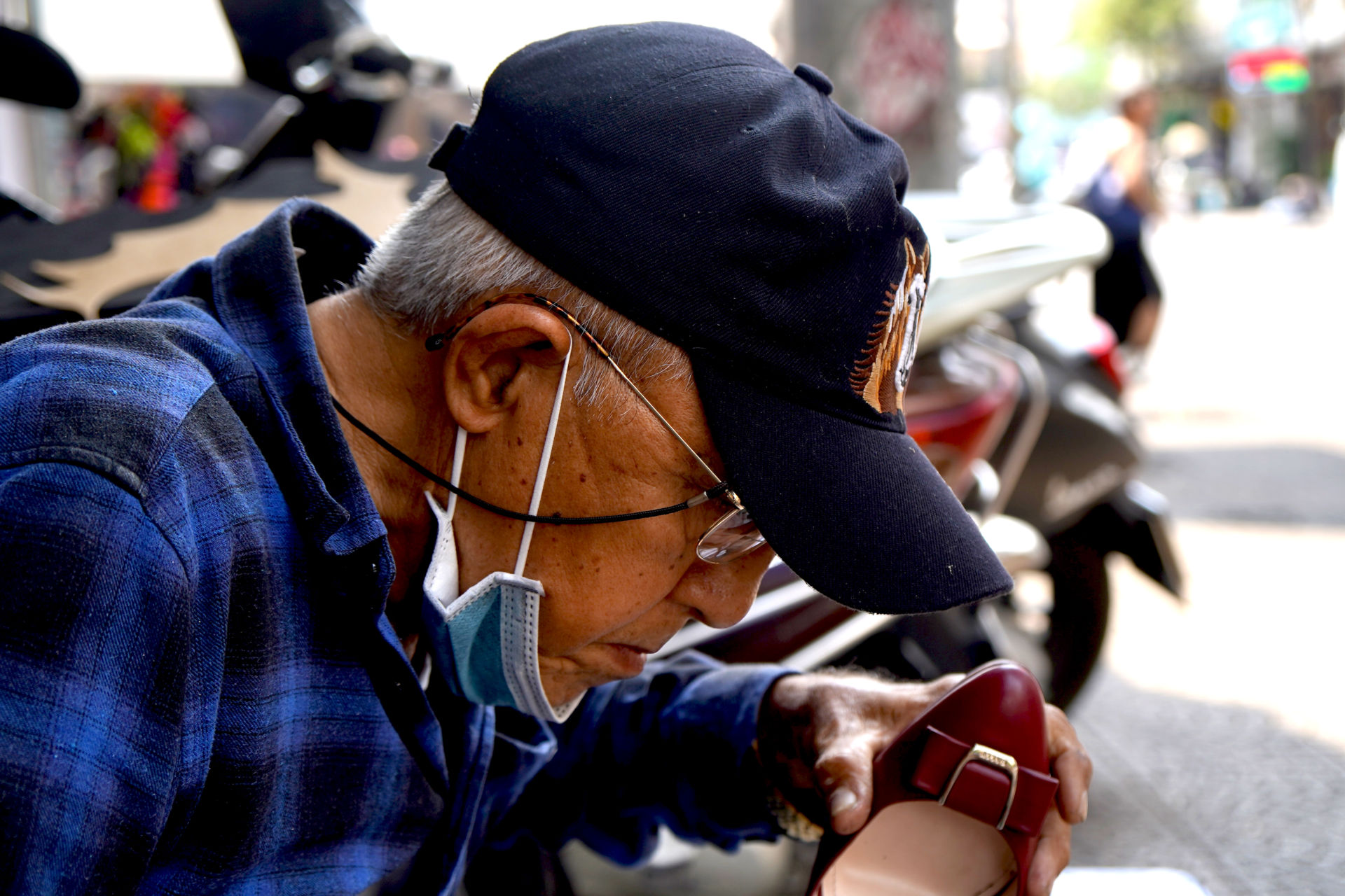 Người đàn ông chuyên sửa giày cho giới nghệ sĩ nổi tiếng trước chợ Bến Thành