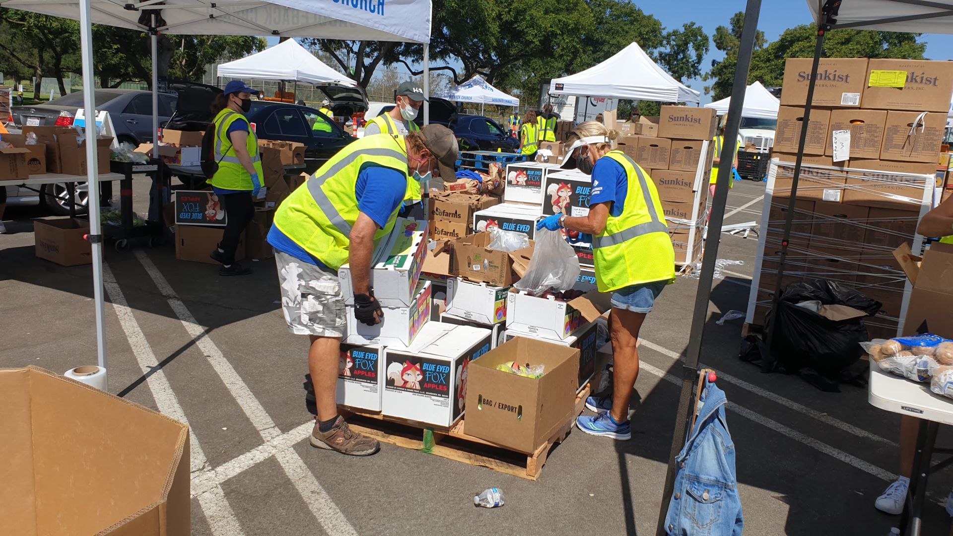 Nhà thờ Saddleback tổ chức phát thực phẩm miễn phí cho người dân Little Saigon