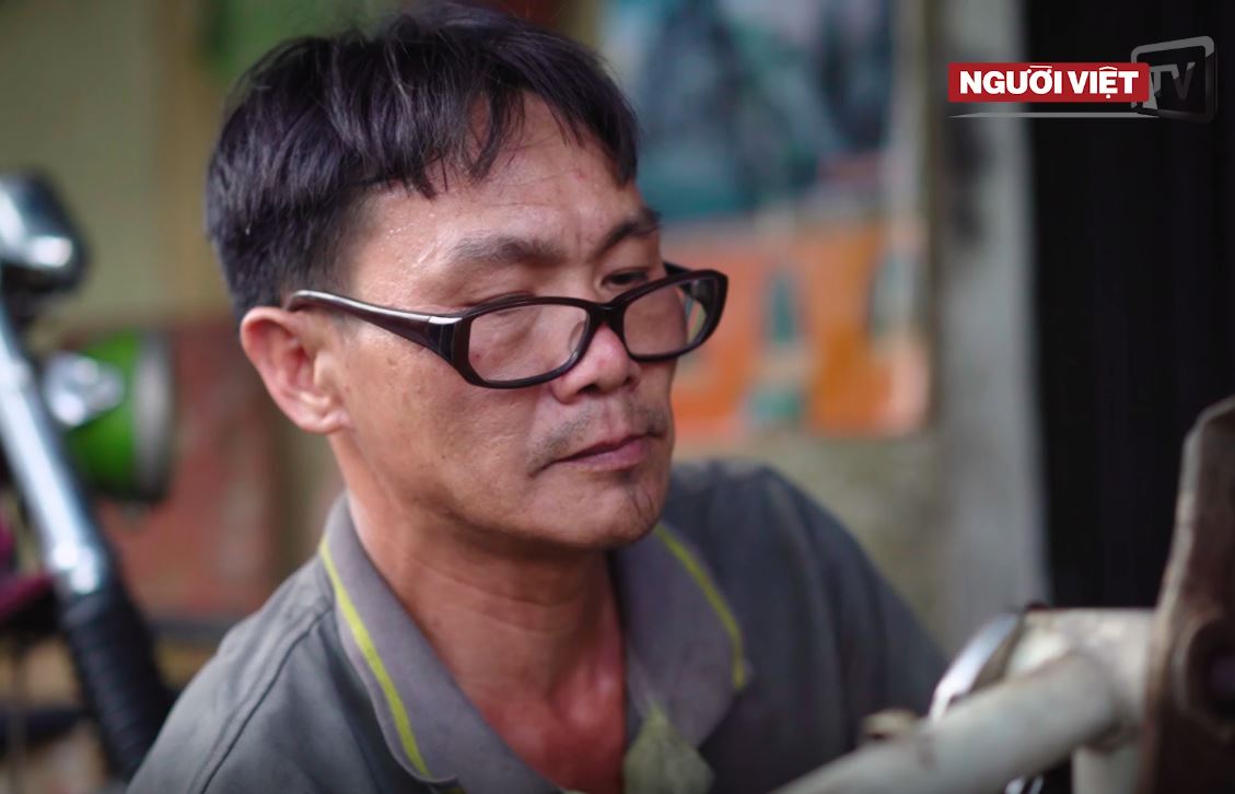 Anh thợ nghèo sửa và tặng xe đạp miễn phí ở Sài Gòn