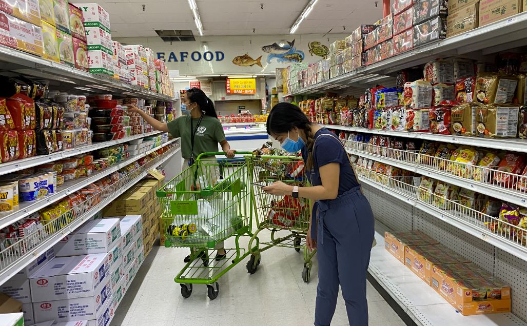 Sinh viên Việt ở Little Saigon đi chợ giúp cao niên mùa COVID-19