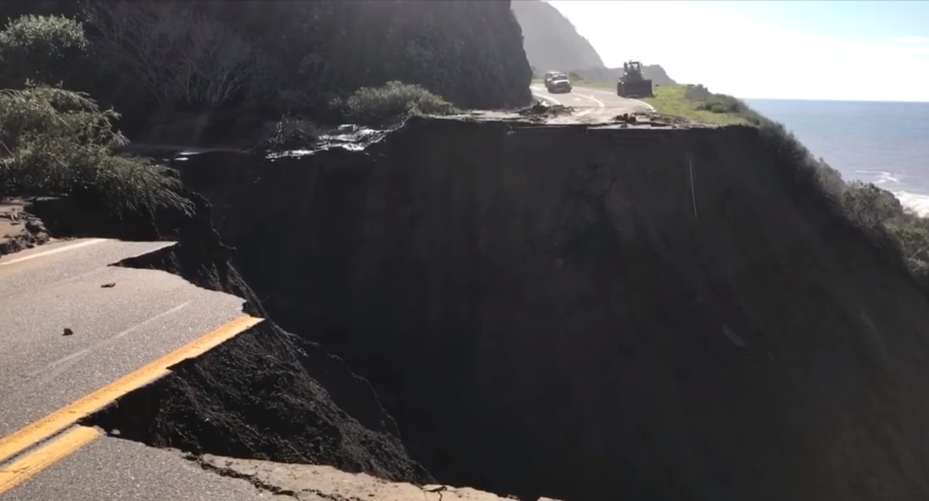 A huge piece of California's Highway 1 collapsed into the ocean DP-bao-lon-khien-mot-doan