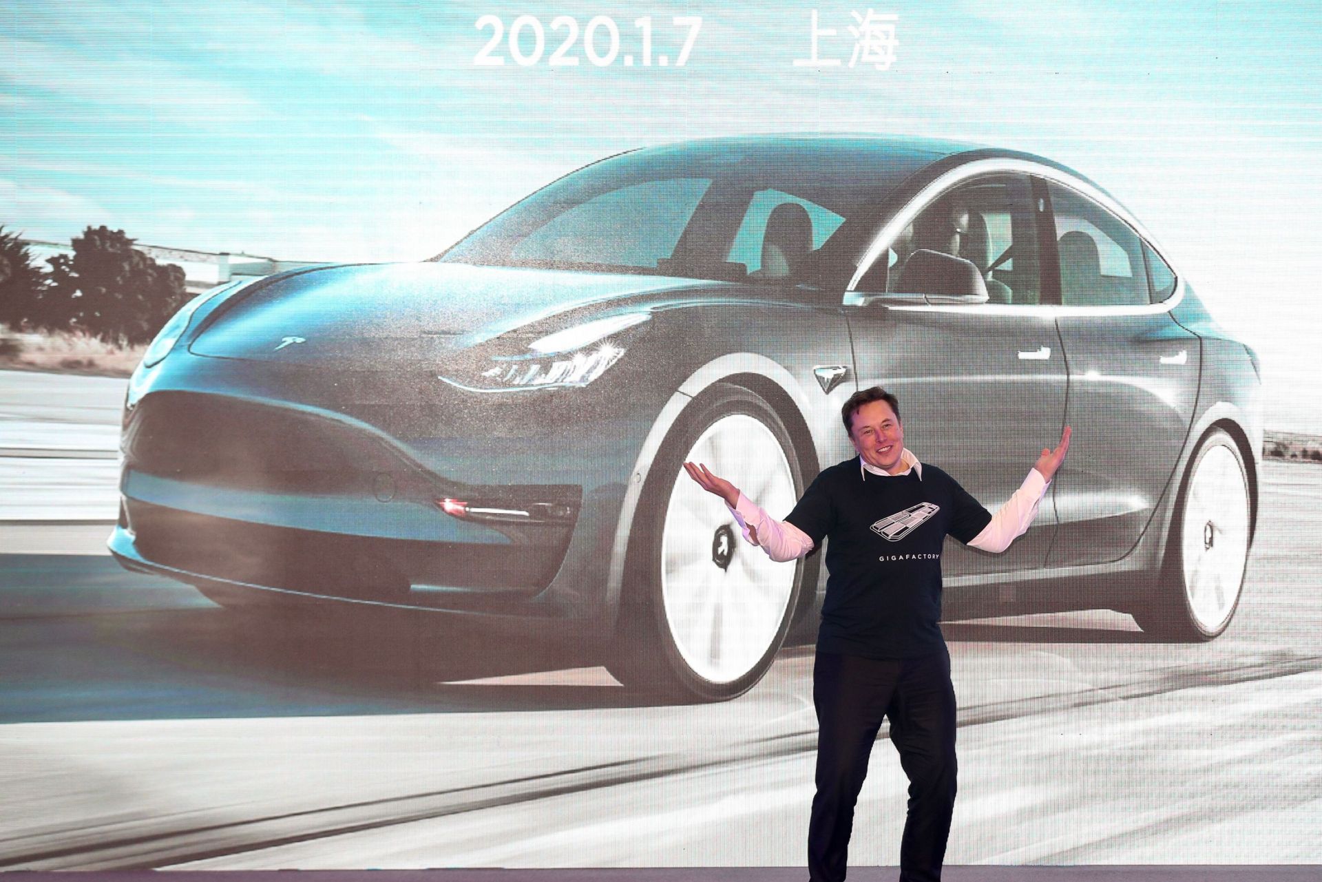 Cơ xưởng Tesla ở Thượng Hải sản xuất 300,000 xe trong 9 tháng, dù thiếu chip điện tử
