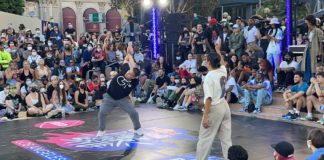 Hàng trăm khán giả hò reo cổ vũ 18 vũ công tham gia tranh tài trong cuộc thi đấu "Red Bull Dance Your Style." (Hình: Trà Nhiên/Người Việt)