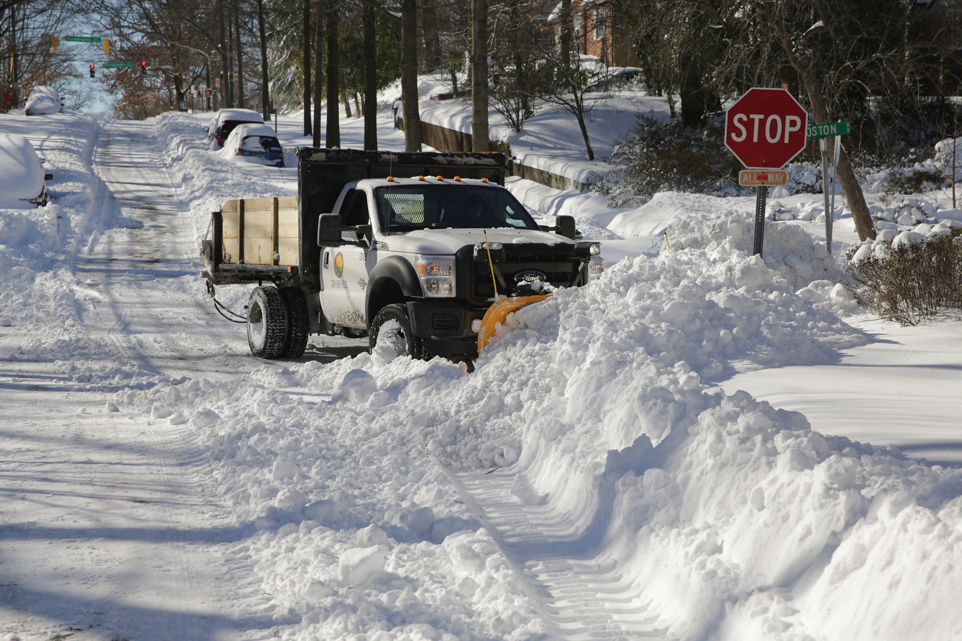 Nhiều tiểu bang thiếu tài xế xe cào tuyết giữa khi bão tuyết mùa Đông TS-Snowplow01-121221