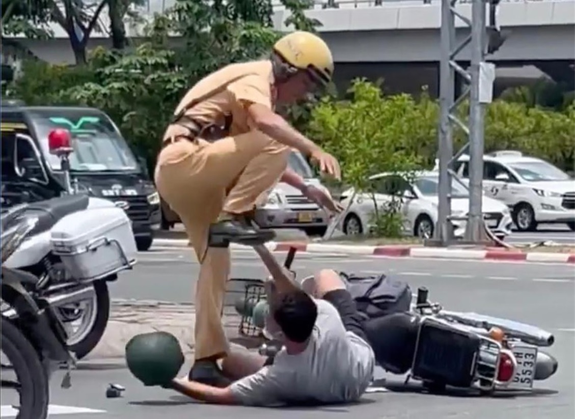 Một cảnh sát giao thông ở Sài Gòn vật ngã, đạp người chạy xe gắn máy