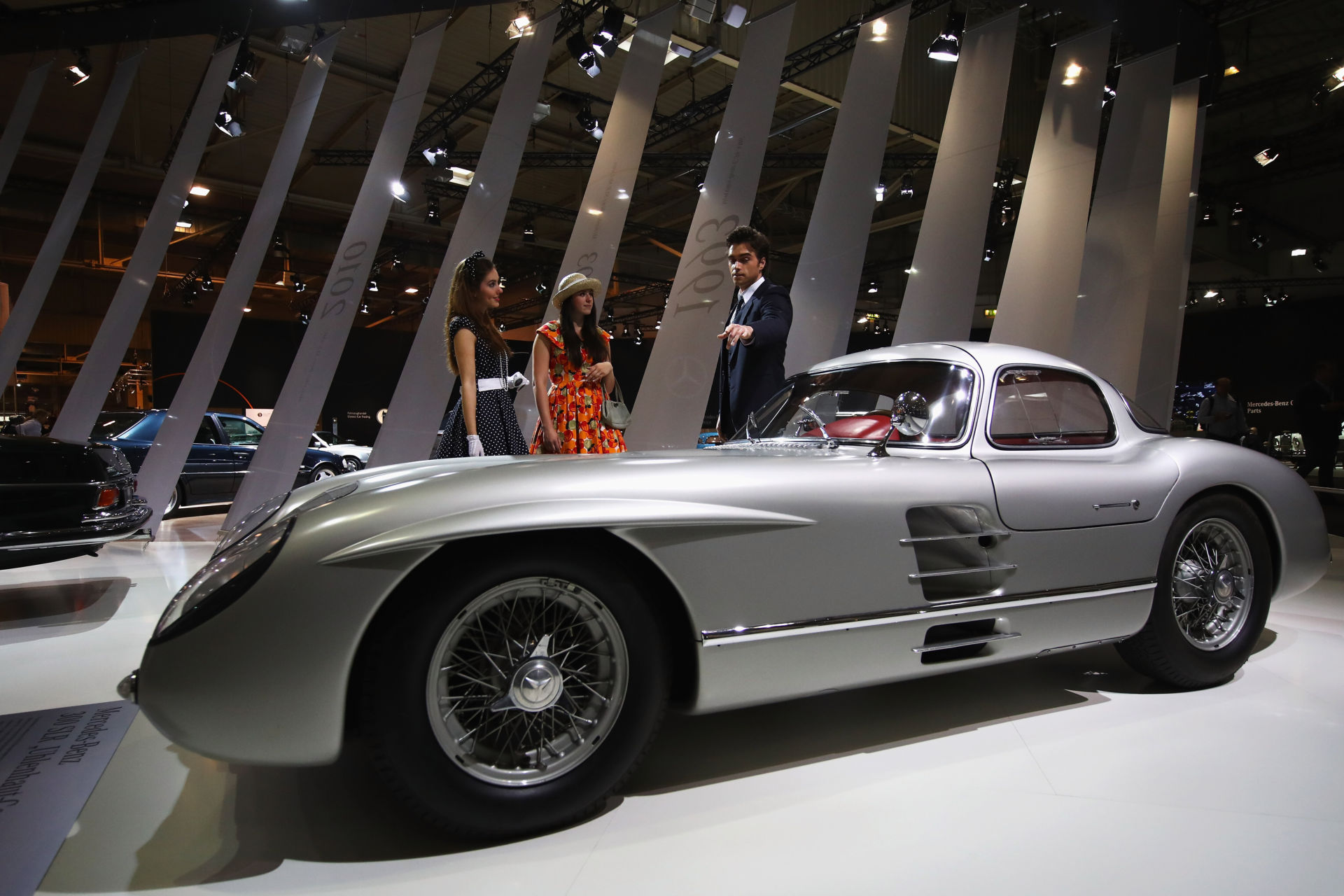 Mercedes-Benz 300 SLR ‘Uhlenhaut’ được bán với giá kỷ lục $142 triệu