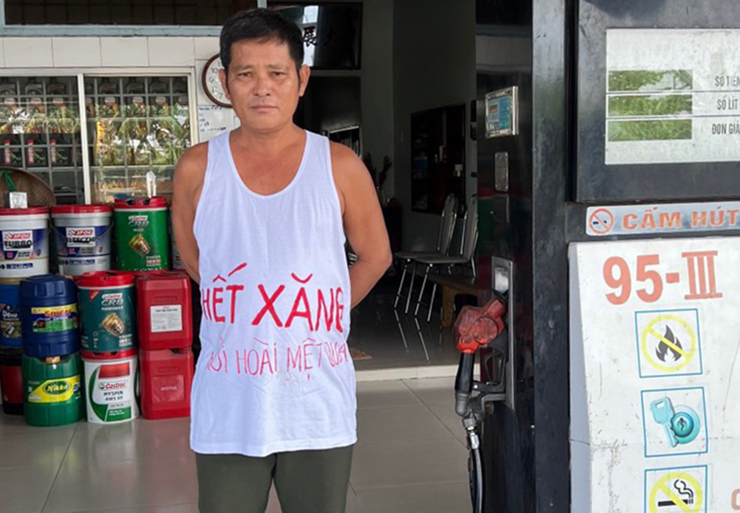 Người miền Tây Việt Nam lao đao vì nhiều cửa hàng treo bảng 'hết xăng'