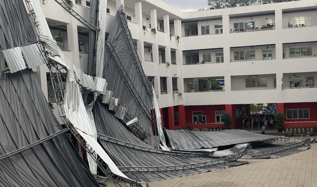 Mái che sân trường ở Sài Gòn sập, hiệu trưởng đổ vạ cho bão Noru