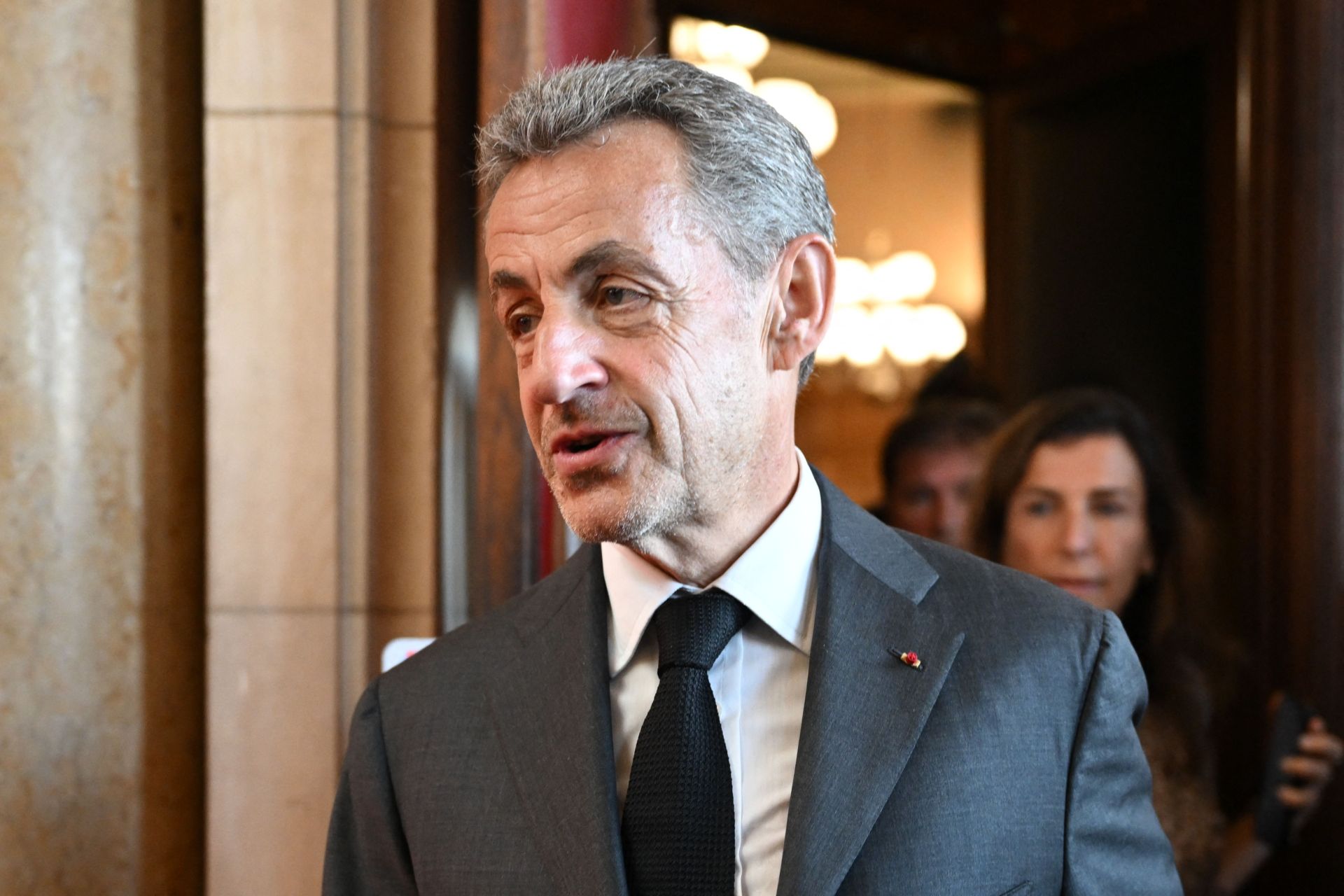 Cựu Tổng Thống Pháp Sarkozy bị tuyên án 1 năm tù vì tham nhũng