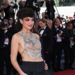 Camelia Jordana ‘mặc áo cũng như không’ tại Liên Hoan Phim Cannes