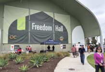 OC mở Freedom Hall để cư dân tạm trú, Garden Grove hoãn ‘Diễn Hành Strawberry Festival’