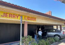 Xe của một bà Việt Nam lao vào tiệm bán rượu ở Little Saigon