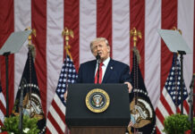 Trump chửi rủa đối thủ chính trị nhân dịp Lễ Chiến Sĩ Trận Vong