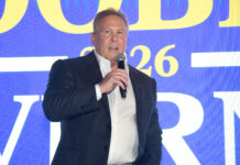 Tỷ phú Stephen Cloobeck, từng tranh cử thống đốc California, bị truy tố ba tội đại hình