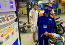 Thứ trưởng Công Thương nói ‘không áp đặt,’ nhưng cây xăng chỉ bán loại E10