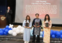Trường Warner trao bằng khen lễ ra trường cho học sinh Song Ngữ Việt-Mỹ