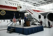 Trump ra mắt chiếc Air Force One quà tặng của Qatar