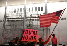 Tên Trump bị tháo xuống khỏi Kennedy Center
