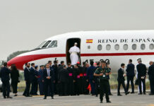Đức Giáo Hoàng Leo XIV phải mượn phi cơ của vua Tây Ban Nha để trở về Vatican