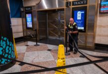 Ông vô gia cư đâm 5 người tại ga xe lửa thành phố New York