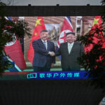 Tập Cận Bình tới Bắc Hàn lôi kéo Kim Jong Un