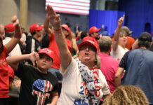 Cử tri Tin Lành Evangelical bắt đầu rạn nứt với Trump