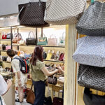 Sau các đợt trấn áp, hàng giả vẫn bán đầy chợ Bến Thành, Saigon Square