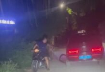 Xe hơi bảng xanh nghi của Bộ Công An tông người bị thương rồi bỏ trốn