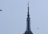 Leo lên nóc Empire State Building đính hôn, đôi tình nhân bị bắt