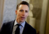 TNS Josh Hawley chỉ trích Mitch McConnell giấu tình trạng sức khỏe