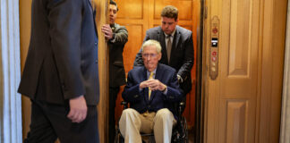 Bí ẩn về sức khỏe của Mitch McConnell và nguồn tin ‘đã chết não’