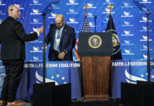 Nhân viên ‘teleprompter’ của Trump thắng hơn $100,000 cá độ bài phát biểu tổng thống
