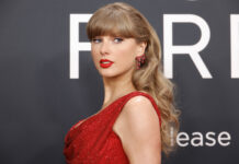Taylor Swift hát liên khúc 3 bài trong ‘The Icons Sessions’