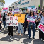 Medicaid bị cắt làm hàng triệu người California mất bảo hiểm và chi phí y tế tăng Người dân biểu tình tại Nam California phản đối cắt giảm Medicaid và Medi-Cal. (Hình: Facebook Gaston Castellanos)