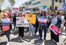 Medicaid bị cắt làm hàng triệu người California mất bảo hiểm và chi phí y tế tăng Người dân biểu tình tại Nam California phản đối cắt giảm Medicaid và Medi-Cal. (Hình: Facebook Gaston Castellanos)