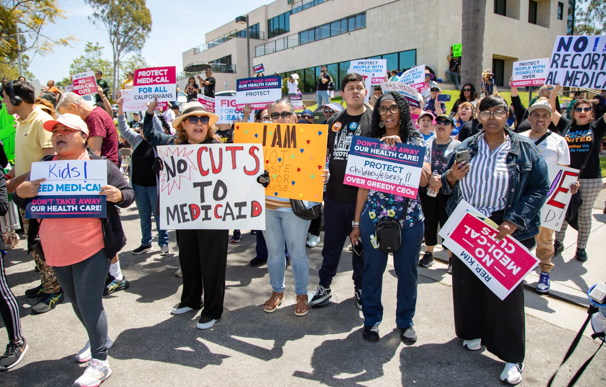 Người dân biểu tình tại Nam California phản đối cắt giảm Medicaid và Medi-Cal. (Hình minh họa: Facebook Gaston Castellanos)