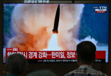 Bắc Hàn bắn một loạt hỏa tiễn sau khi Trump nói sẽ gặp Kim