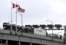 Trump dọa tăng lên 50% thuế xe hơi, xe tải và kim loại Canada