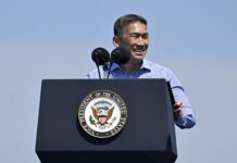 Hùng Cao đối chất với gia đình lính Mỹ trong vụ thủy thủ USS Abraham Lincoln nhảy xuống biển