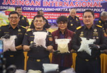 Xách hơn 70,000 viên ‘thuốc lắc,’ phi công Malaysia bị bắt ở Indonesia