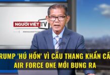 Trump ‘hú hồn’ vì cầu thang khẩn cấp Air Force One mới bung ra