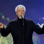 Tom Jones, 86 tuổi, nói bị ‘The Voice UK’ sa thải vì ‘khó trả nổi bảo hiểm’