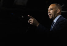 Jeffries không loại trừ luận tội Trump nếu Dân Chủ lấy lại Hạ Viện