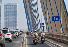 Sau 3 ngày lắp đặt, Hà Nội gỡ bảng cảnh báo khoảng cách trên cầu Nhật Tân