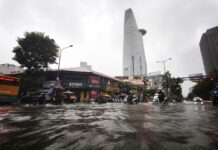 Nước chưa kịp rút, Sài Gòn lại ‘ngập như sông’ sau mưa lớn