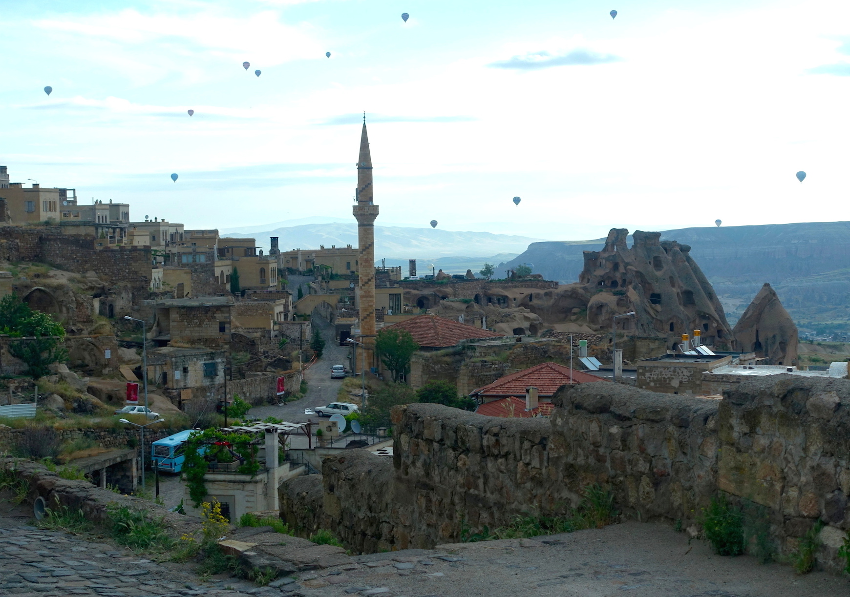 Bình minh trên thành phố Uchisar Belediyesi tại khu vực Capadocia. (Hình ATNT Tours & Travel)