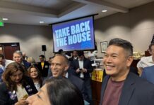 Lãnh đạo thiểu số Hakeem Jeffries vận động cho Derek Trần và ‘Lấy Lại Hạ Viện’