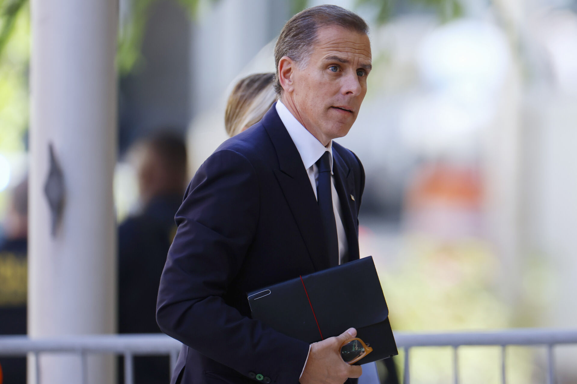 Khơi lại vụ Hunter Biden, Trump truy tố hai cựu giới chức FBI ngay trước bầu cử