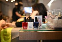 Một bà gốc Việt nhận tội làm giấy tờ giả cấp bằng nail, thu hơn $9 triệu