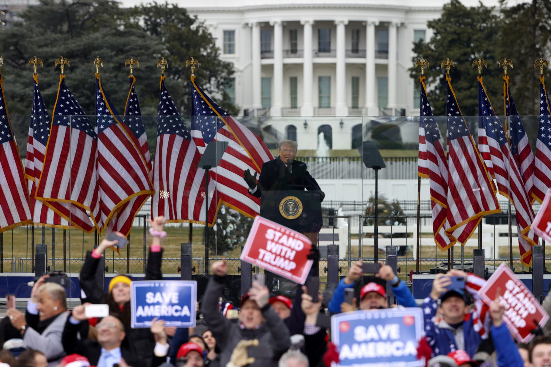 Tòa buộc Trump phải khai hữu thệ vụ kiện BBC phỉ báng đòi $10 tỷ